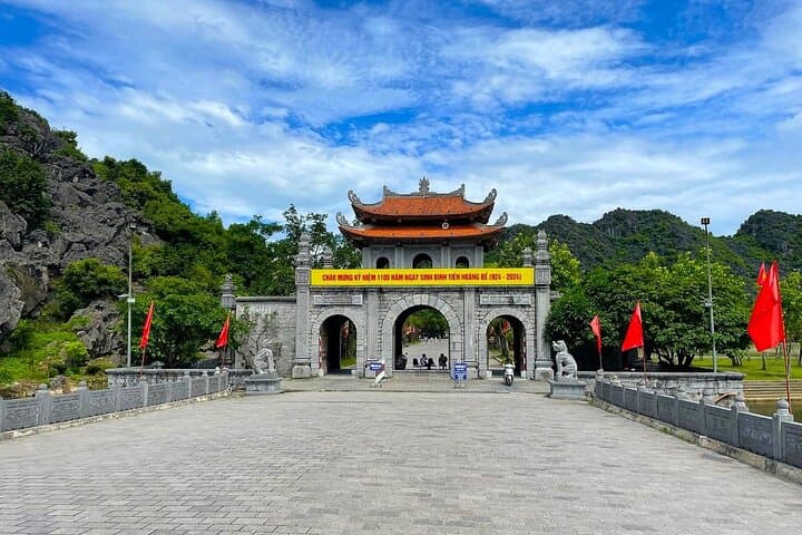Hanoi to Ninh Binh Day Trip — Hoa Lu, Mua Cave, Tam Coc & Bich Dong Guide photo 5