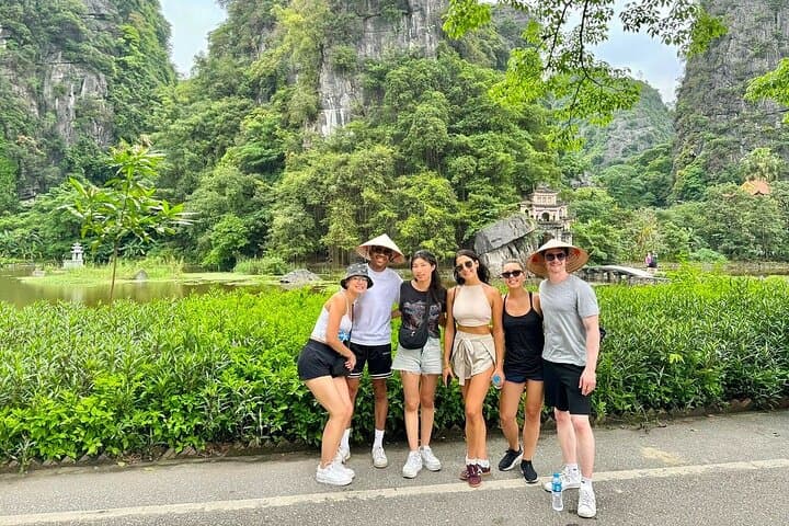 Ninh Binh Day Tour: Hoa Lu, Mua Cave, Tam Coc & Bich Dong Guide