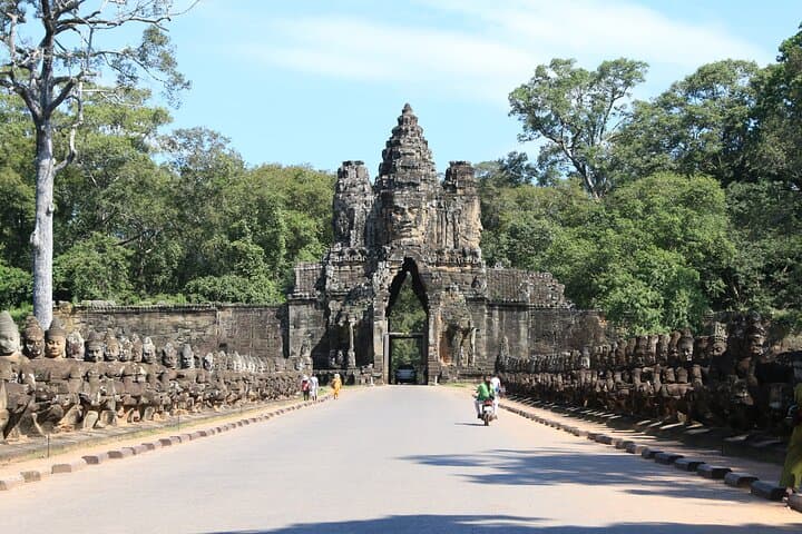 Half-Day Bayon & Ta Prohm: Private Temple Tour in Siem Reap