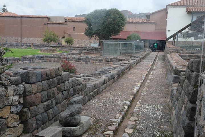 Historical Walking Tour of Cusco: Inca Streets, Colonial Palaces & Local Flavors photo 3