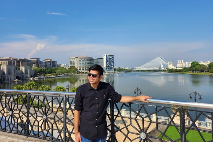 Putrajaya Private Tour: Putra Mosque, Lake Cruise & Modern Architecture photo 4