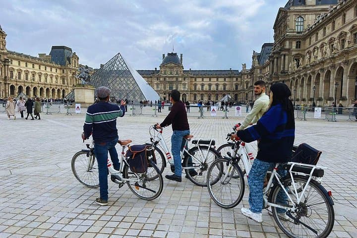 Pedal Through Paris: 3.5-Hour Guided City Highlights Bike Tour
