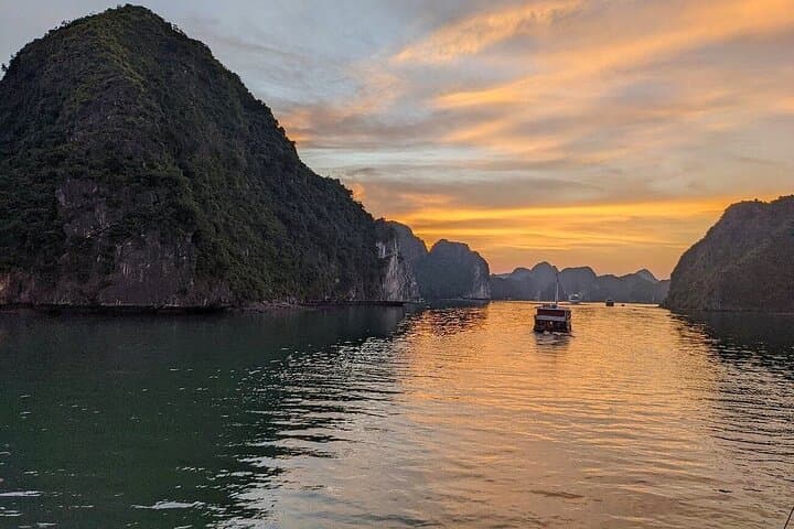 Lan Ha Bay Luxury Sunset Cruise from Cat Ba photo 4