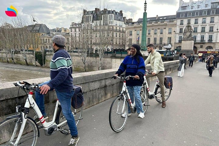 Paris Private Bike Tour: City Highlights with Photo Stops photo 3