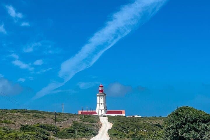 Coastal Castles & Cliffside Bays: Sesimbra and Serra da Arrábida Half-Day Tour