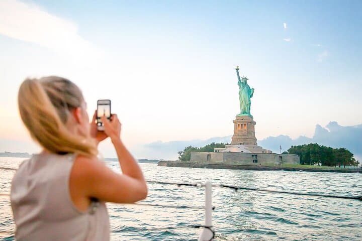 Circle the Statue: 60-Minute Liberty and Manhattan Skyline Sightseeing Cruise