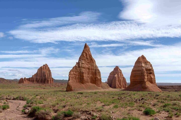 Capitol Reef Cathedral Valley & Bentonite Hills 4x4 Private Tour
