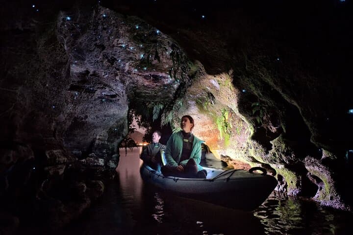 Rotorua Glow Worm Kayak Tour: Night Paddle to Glowworm Caves photo 3