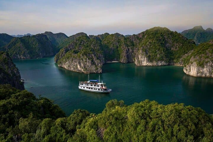 Lan Ha Bay & Cat Ba: 2-Day Boutique Overnight Cruise from Hanoi