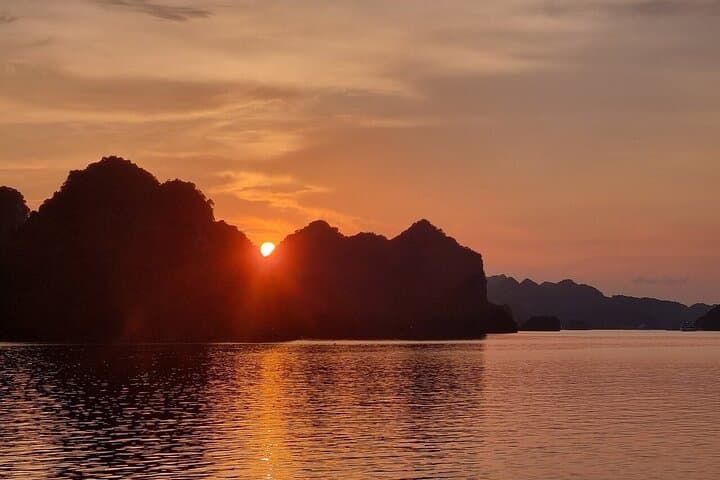 Sunset Kayak and Swim on Lan Ha Bay from Cat Ba: Cai Beo to Turtle Island photo 5