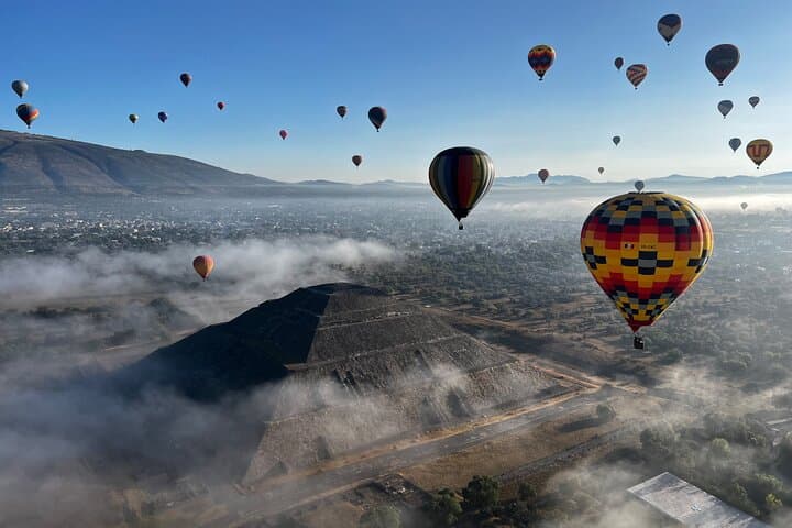Sunrise Balloon Flight Over Teotihuacán with Guided Tour and La Gruta Visit