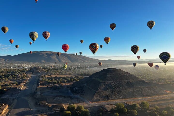 Sunrise Balloon Flight Over Teotihuacán with Guided Tour and La Gruta Visit photo 2