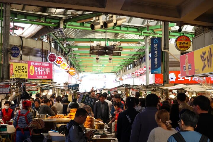 Seoul Street Food: Gwangjang & Dongdaemun Market Walking Tour photo 3