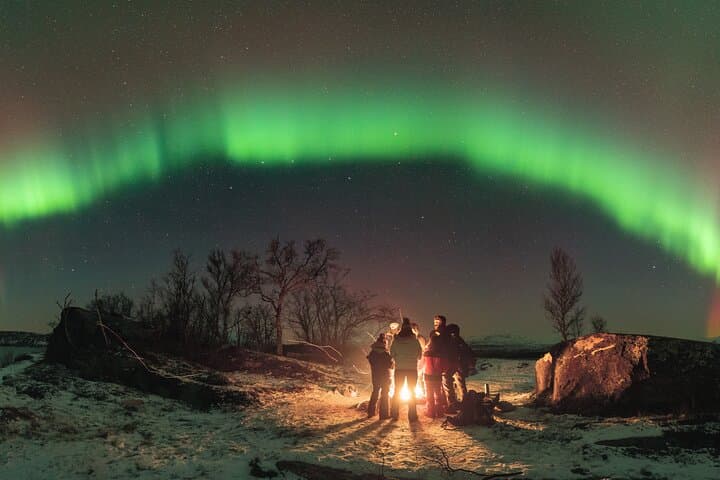 Abisko Northern Lights Photo Expedition: Nighttime Aurora Chase with Dinner