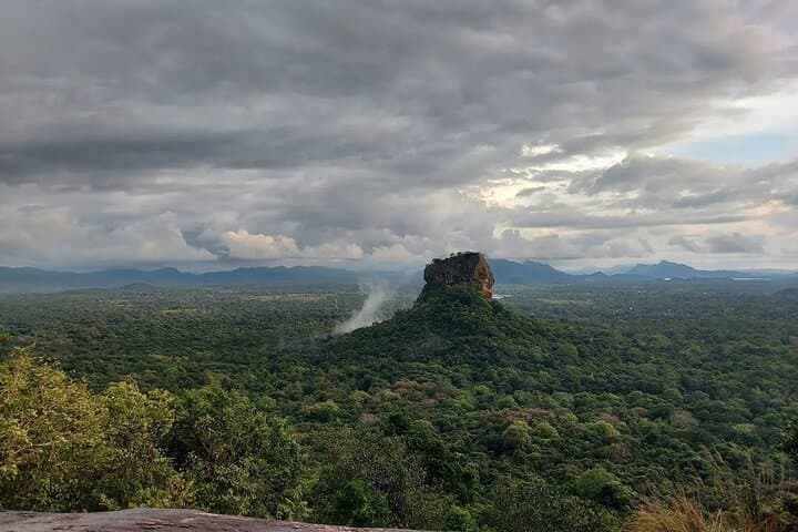 Climbing Sigiriya and Dambulla: Day Trip from Colombo to Ancient Rock and Cave Temples