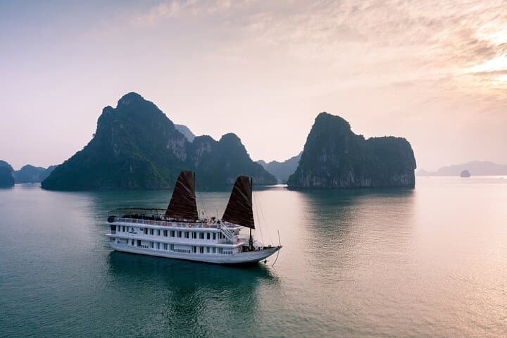 Bai Tu Long Bay 2-Day Boutique Cruise: Kayak, Vung Vieng & Cap La Island
