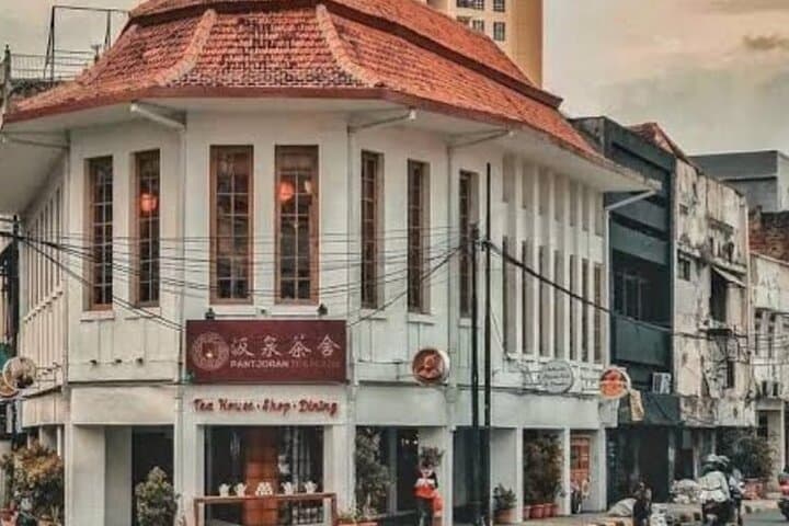 Jakarta on Foot: Public Transit Walking Tour from Chinatown to Istiqlal