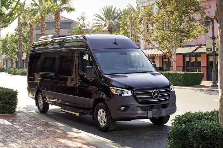 Private Sprinter Transfer from Downtown Milwaukee to MKE Airport