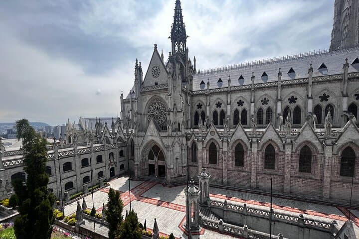 Quito in a Day: Private Andean City Tour with Teleférico, Equator Line & Pululahua photo 4