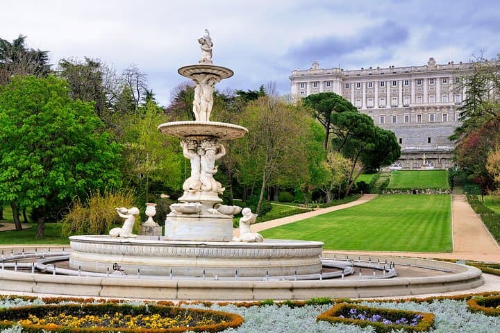 Madrid Royal Palace Private Tour for Families: Kid-Friendly Guided Visit photo 4