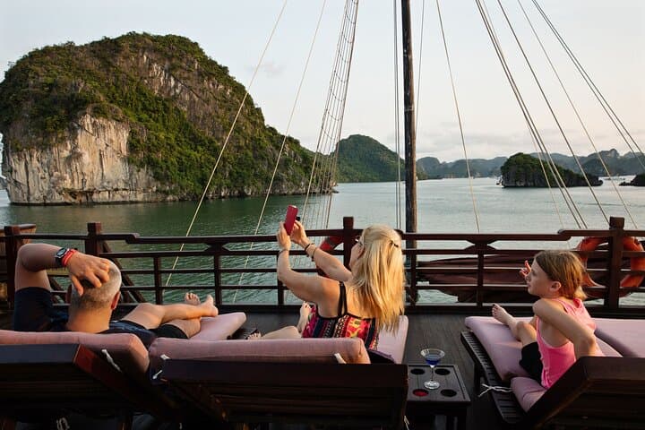 Overnight Halong Bay Cruise: Kayak Luon Cave & Explore Surprising Cave photo 5