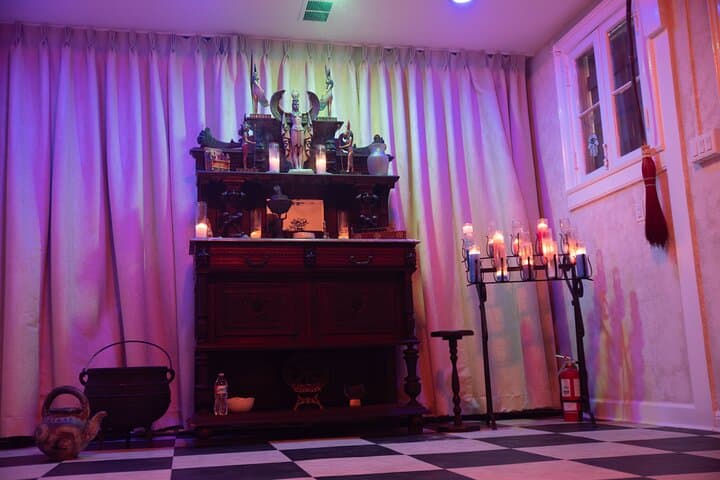 Inside a New Orleans Seance: What to Expect at Hex's Spirit Parlor