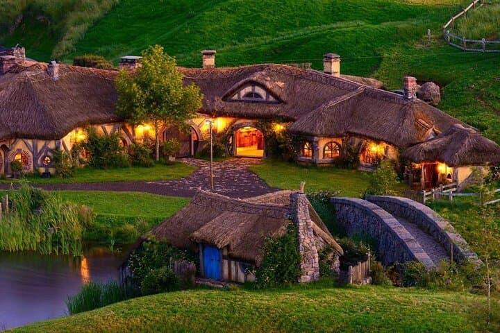Auckland Arrival: 2-Night Hobbiton & Waitomo Glowworm Tour