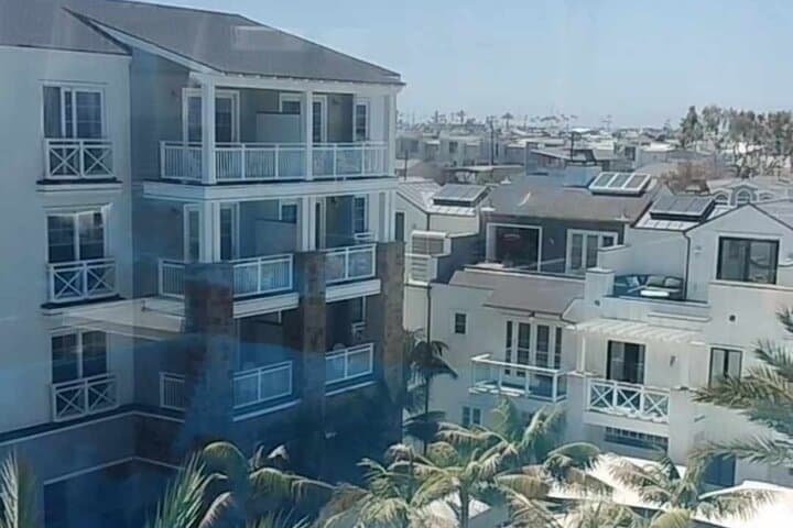 Luxury Newport Beach Coastal Tour: Lido Marina, Fashion Island & Balboa Island photo 3