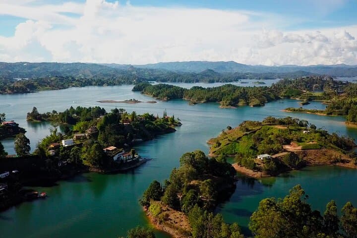 Guatapé Private Tour & Helicopter Ride — Climb El Peñol and Fly Over the Reservoir photo 4