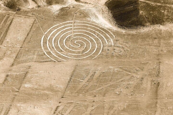 Nazca Lines and Huacachina Oasis: Private Full-Day Tour from Ica