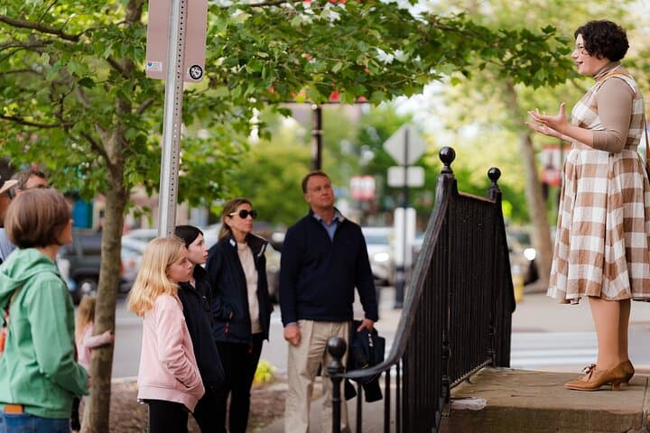 Discover Colonial Newport: Guided Historic Walking Tour of Washington Square