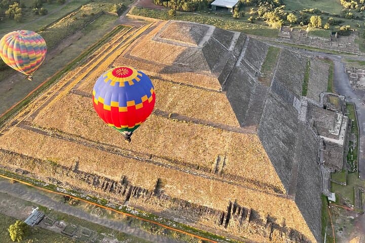 Dawn Hot Air Balloon Over Teotihuacan Pyramids — From Mexico City