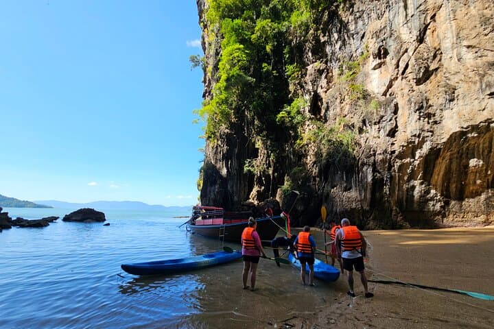 Full-Day Kayaking to Talabeng Sea Cave and Three Islands from Ko Lanta photo 3