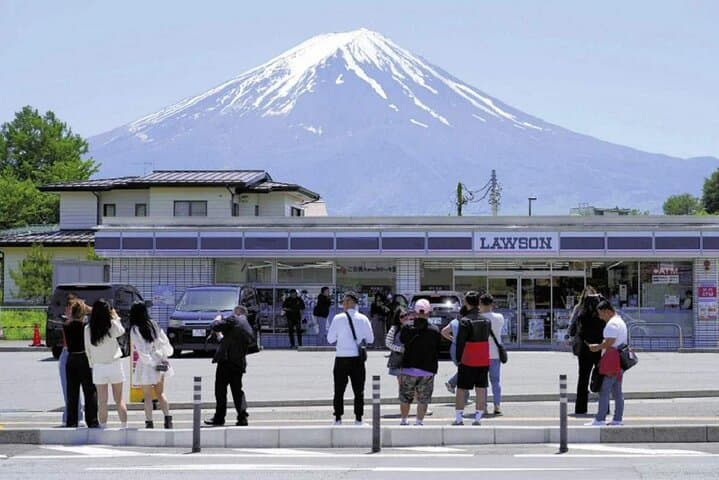 Mt Fuji and Hakone Day Tour: Cruise, Ropeway & Oshino Hakkai Guide photo 3