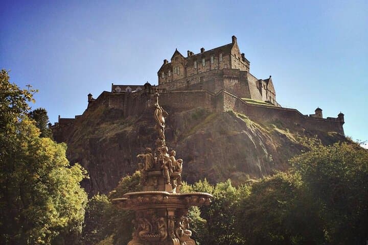 Private Full-Day Edinburgh Walking Tour: Castles & Cobblestones