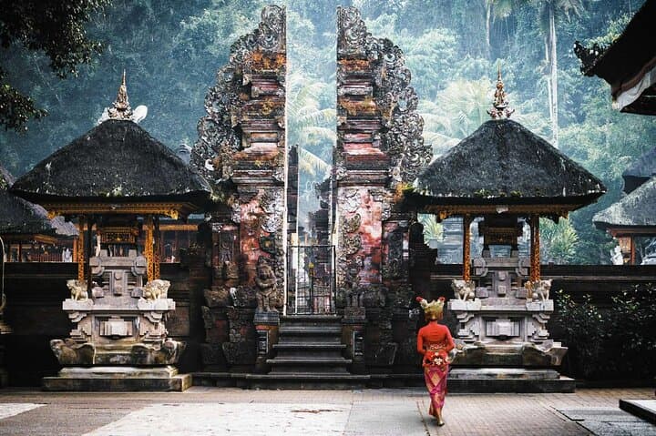 Balinese Healing Experience: Tirta Empul Ritual & Tegalalang Rice-Field Walk photo 2