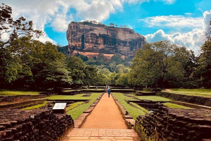 Sigiriya Rock Fortress and Dambulla Cave Temple: All-Inclusive Day Tour from the South Coast