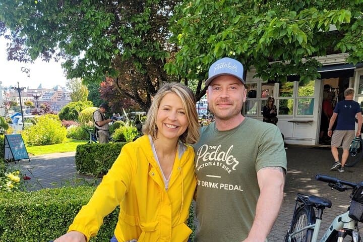 Victoria E‑Bike City Tour: Castles, Chinatown & Beacon Hill Highlights photo 2