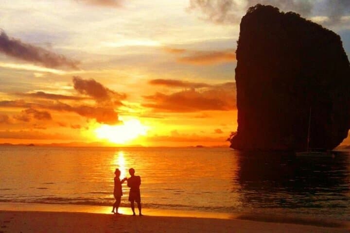 Phi Phi & 4-Island Sunset Speedboat Tour with Bioluminescent Plankton and BBQ photo 5