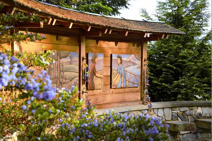 Bainbridge Island Discovery Tour: Ferry Ride, Memorial, Lookout & Art