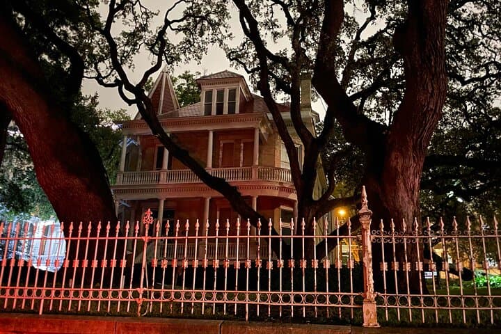 Austin Ghost Walking Tour: Self-Guided Smartphone Audio of Haunted Downtown
