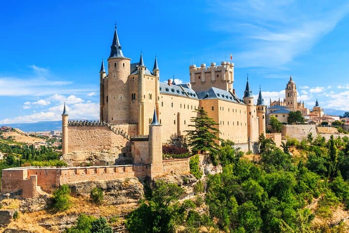 Segovia City Highlights: Private 3-Hour Guided Tour of the Aqueduct, Cathedral & Alcázar
