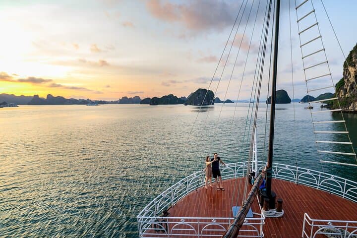 La Stellar 3-Day Halong Bay Cruise from Hanoi: Luxury, Kayaks & Island Beaches