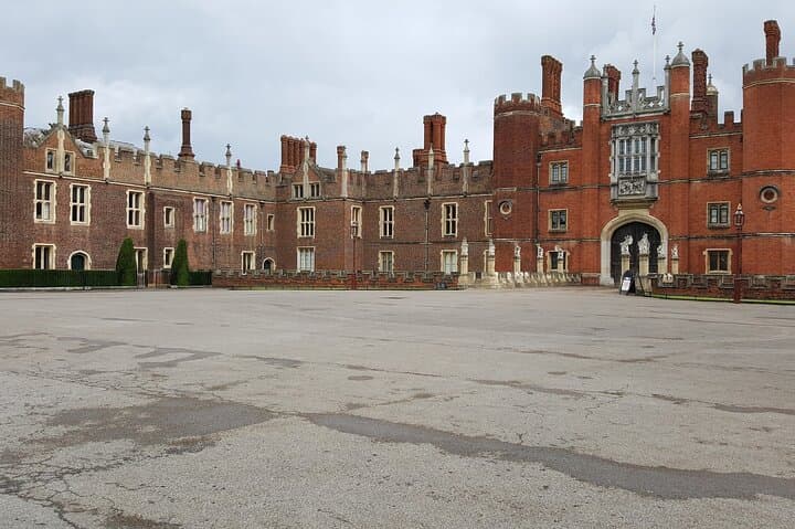 Skip-the-Line Hampton Court Palace Private Tour — 5-Hour Day Trip from London