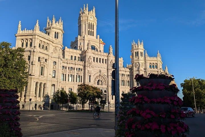 Walking Tour of Madrid Moderno: Gran Vía, Cibeles & El Retiro in 2 Hours photo 3