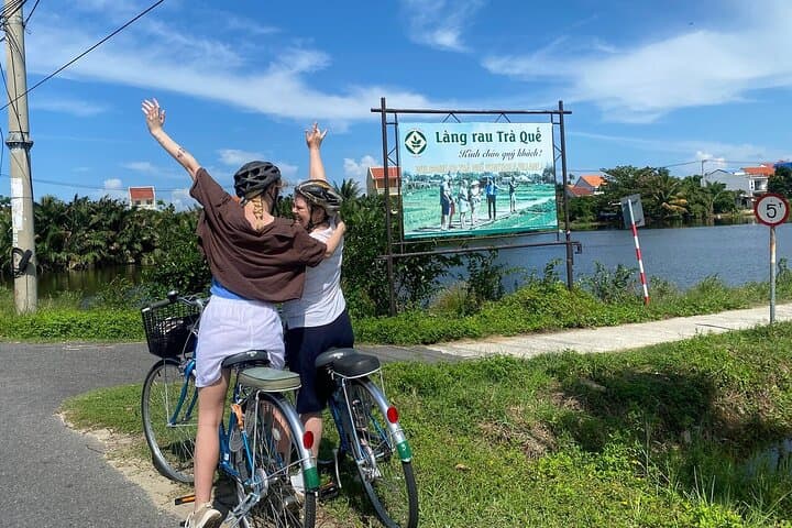 Hoi An Eco Tour: Tra Nhieu Village & Kim Bong Carpentry Cycling Day Trip photo 3
