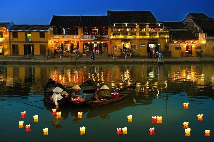 Hoi An Night Lantern Boat Ride: Private Hoai River Lantern Release Experience photo 3