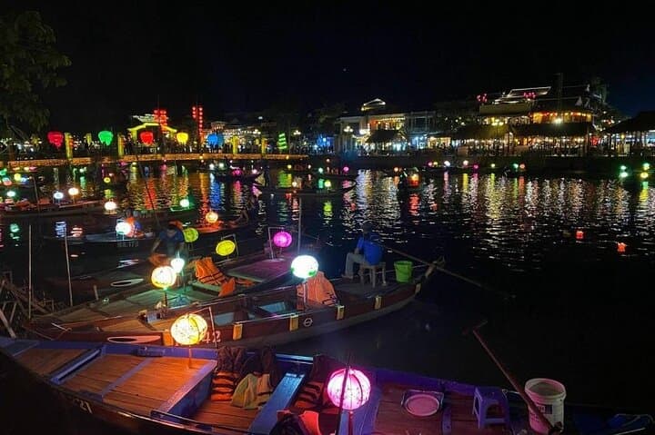 Hoi An Night Lantern Boat Ride: Private Hoai River Lantern Release Experience photo 4