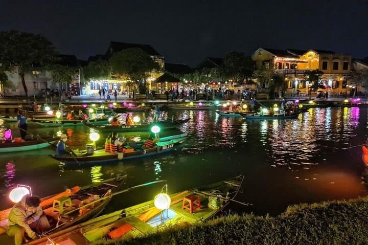 Hoi An Night Lantern Boat Ride: Private Hoai River Lantern Release Experience photo 5