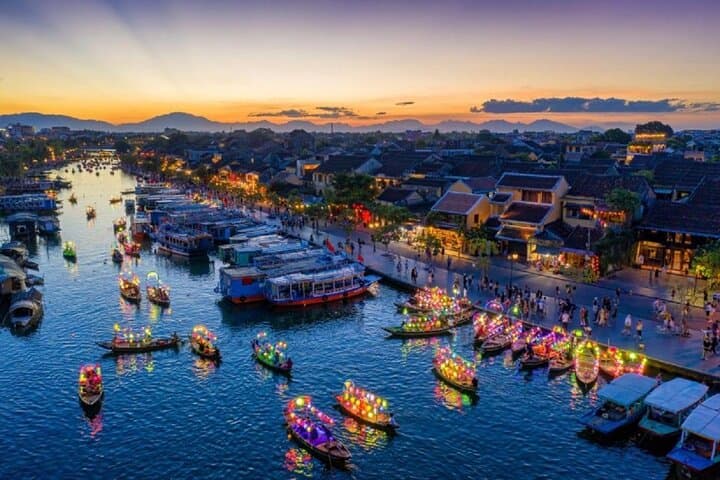 Hoi An Night Lantern Boat Ride: Private Hoai River Lantern Release Experience photo 6